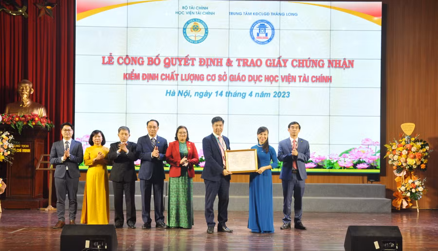 TS Nguyễn Thị Kim Phụng (thứ hai từ phải qua trái) trao Giấy chứng nhận kiểm định chất lượng cơ sở giáo dục cho đại diện ban lãnh đạo Học viện Tài chính.
