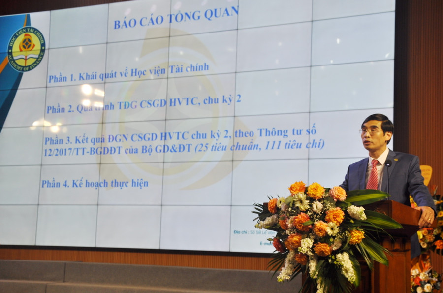 GS.TS Chúc Anh Tú báo cáo tại buổi lễ. GS.TS Chúc Anh Tú báo cáo tại buổi lễ.