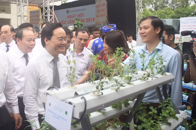 Bộ trưởng Phùng Xuân Nhạ và các đại biểu thăm gian tư vấn của một số trường đại học khối nông - lâm nghiệp