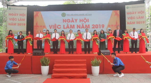 Ông Cao Đức Phát, Bộ trưởng Phùng Xuân Nhạ, Bộ trưởng Nguyễn Xuân Cường cùng nhiều quan khách trong nước và quốc tế cắt băng khai mạc Ngày hội việc làm 2019 Ông Cao Đức Phát, Bộ trưởng Phùng Xuân Nhạ, Bộ trưởng Nguyễn Xuân Cường cùng nhiều quan khách trong nước và quốc tế cắt băng khai mạc Ngày hội việc làm 2019
