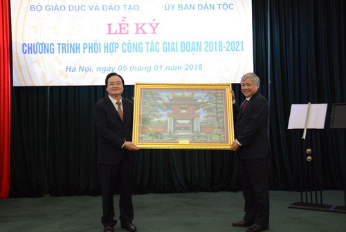 Bộ trưởng Phùng Xuân Nhạ tặng quà lưu niệm cho Chủ nhiệm Ủy ban Dân tộc Đỗ Văn Chiến Bộ trưởng Phùng Xuân Nhạ tặng quà lưu niệm cho Chủ nhiệm Ủy ban Dân tộc Đỗ Văn Chiến