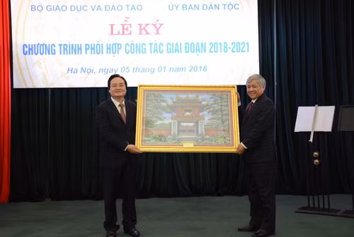Bộ trưởng Phùng Xuân Nhạ tặng quà lưu niệm cho Chủ nhiệm Ủy ban Dân tộc Đỗ Văn Chiến