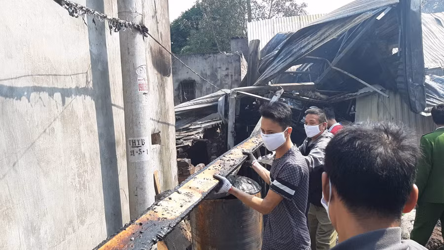 Đám cháy thiêu rụi toàn bộ căn nhà trong ngõ 196 phố Ngọc Trì, Thạch Bàn.