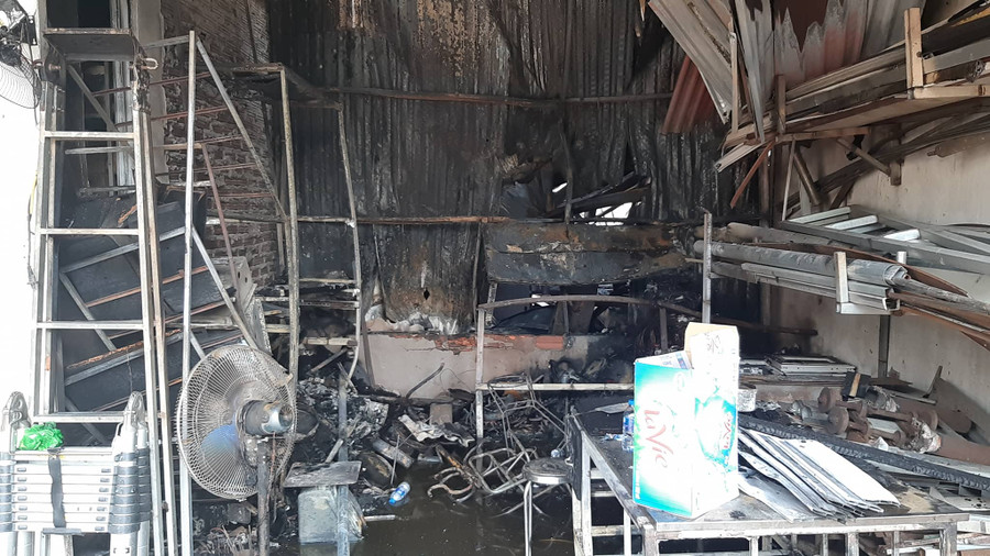 Ngọn lửa lớn gây cháy lan sang 2 nhà trọ phía sau.