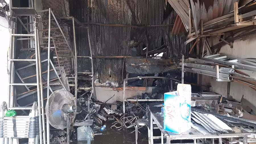 Ngọn lửa lớn gây cháy lan sang 2 nhà trọ phía sau.