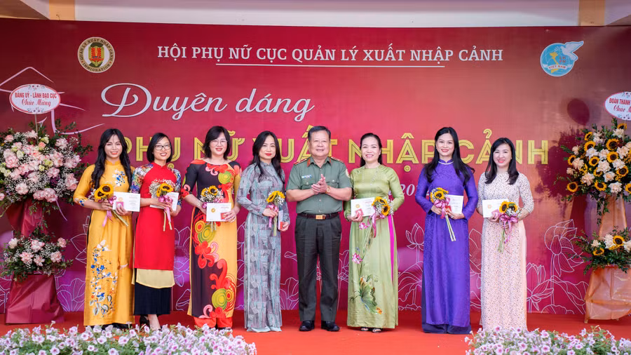 Kết thúc cuộc thi, Ban Tổ chức đã lựa chọn và trao giải cho 5 cá nhân duyên dáng nhất trong tà áo dài, trong đó có 1 giải Nhất, 2 giải Nhì, 2 giải Ba.