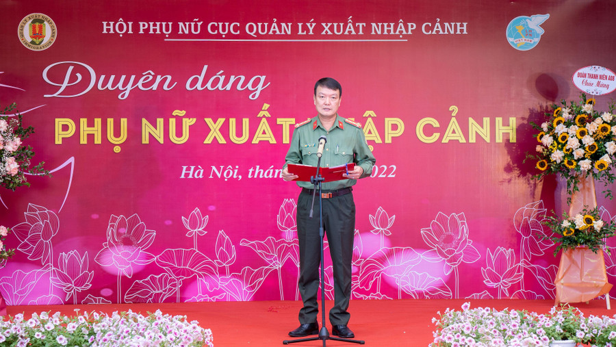 Đại tá Nguyễn Bá Tuấn, Phó Cục trưởng Cục Quản lý xuất nhập cảnh phát biểu tại chương trình.