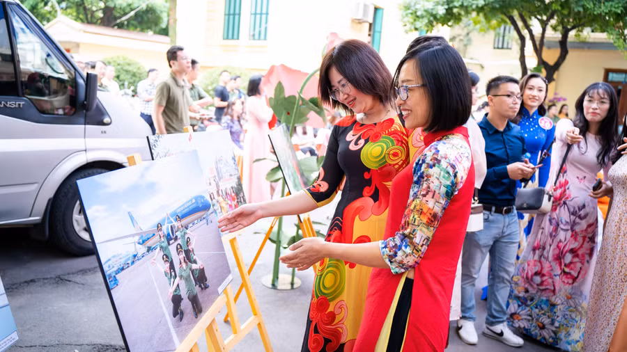 Song song với hội thi, Cục Quản lý xuất nhập cảnh cũng tổ chức tham quan triển lãm 'nét đẹp phụ nữ xuất nhập cảnh'. Triển lãm giới thiệu nhiều tác phẩm nhiếp ảnh về chủ đề người phụ nữ Cục Quản lý xuất nhập cảnh trong khi làm nhiệm vụ cũng như đời thường.