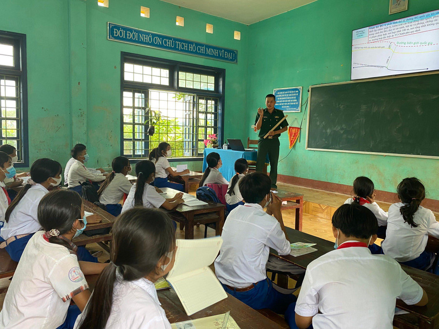 Tiết học trang bị kiến thức cho học sinh vùng biên giới, do thầy giáo biên phòng đứng lớp. Tiết học trang bị kiến thức cho học sinh vùng biên giới, do thầy giáo biên phòng đứng lớp.