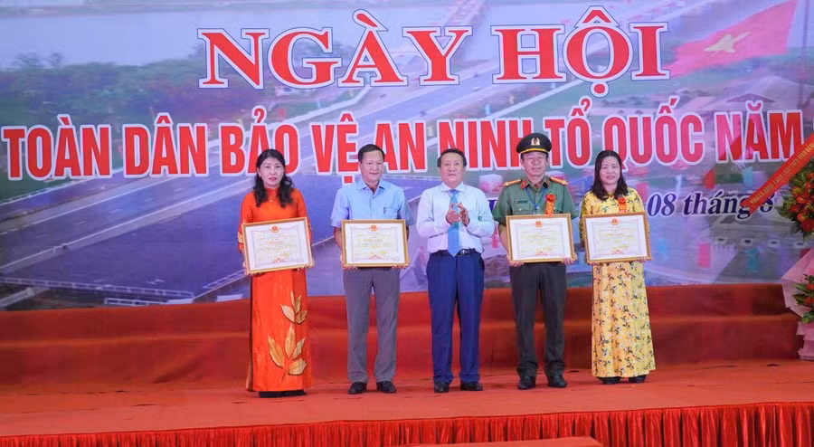 Ông Hà Sỹ Đồng - Phó Chủ tịch UBND tỉnh tặng Bằng khen cho các tập thể, cá nhân có thành tích trong phong trào Toàn dân bảo vệ an ninh Tổ quốc.