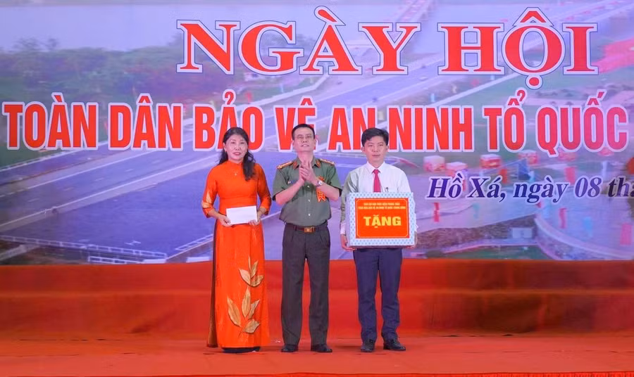 Đại diện Bộ Công an tặng quà các tổ chức, cá nhân thực hiện tốt phong trào toàn dân bảo vệ an ninh Tổ quốc.