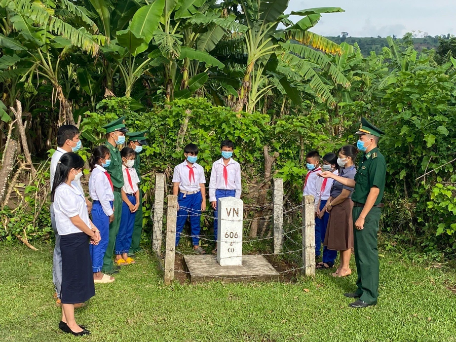 Bộ đội biên phòng hướng dẫn học sinh tham quan đường biên, cột mốc.