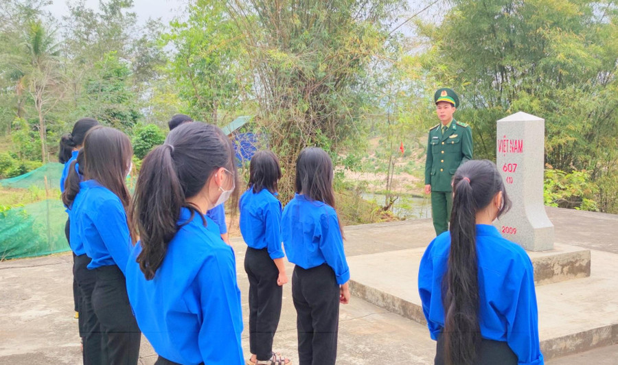 Qua mỗi tiết học, các em nâng cao nhận thức về chủ quyền, lãnh thổ Quốc gia. Qua mỗi tiết học, các em nâng cao nhận thức về chủ quyền, lãnh thổ Quốc gia.