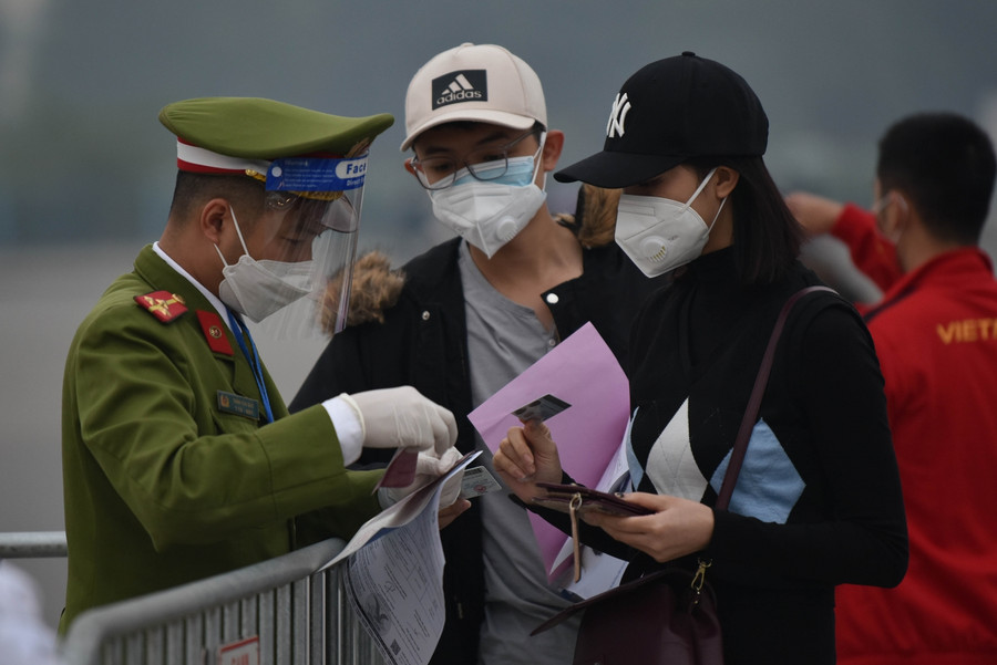  Trận Việt Nam - Saudi Arabia: Không khí sôi động trước sân vận động Mỹ Đình ảnh 1