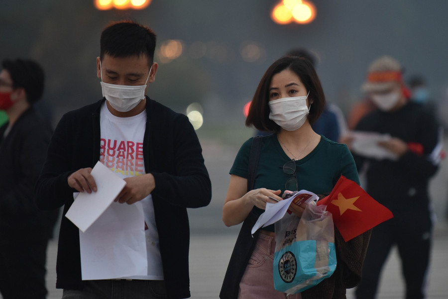 Rất đông các cổ động viên đã có mặt trước sân vận động Mỹ Đình từ rất sớm.