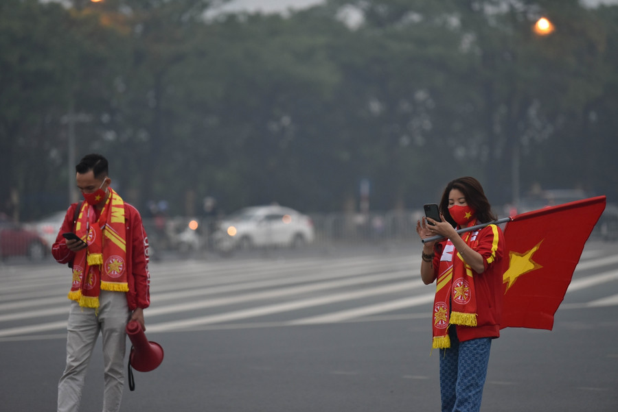 Loa, băng rôn.... là những thứ không thể thiếu của cổ động viên.