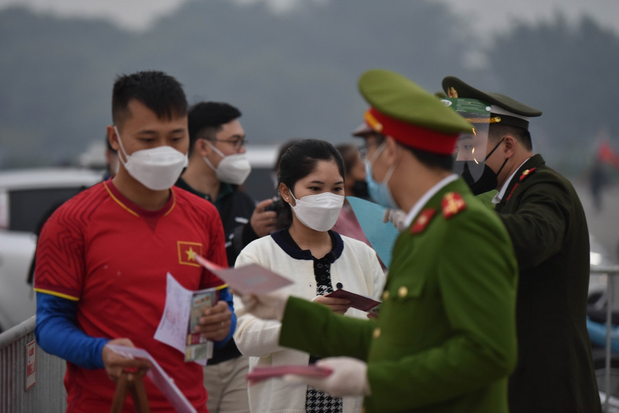 Mặc dù 19h trận đấu mới diễn ra, nhưng ngay từ sớm, hàng nghìn cổ động viên Việt Nam đã có mặt tại SVĐ Mỹ Đình với cờ đỏ sao vàng góp phần hâm nóng không khí của trận đấu.