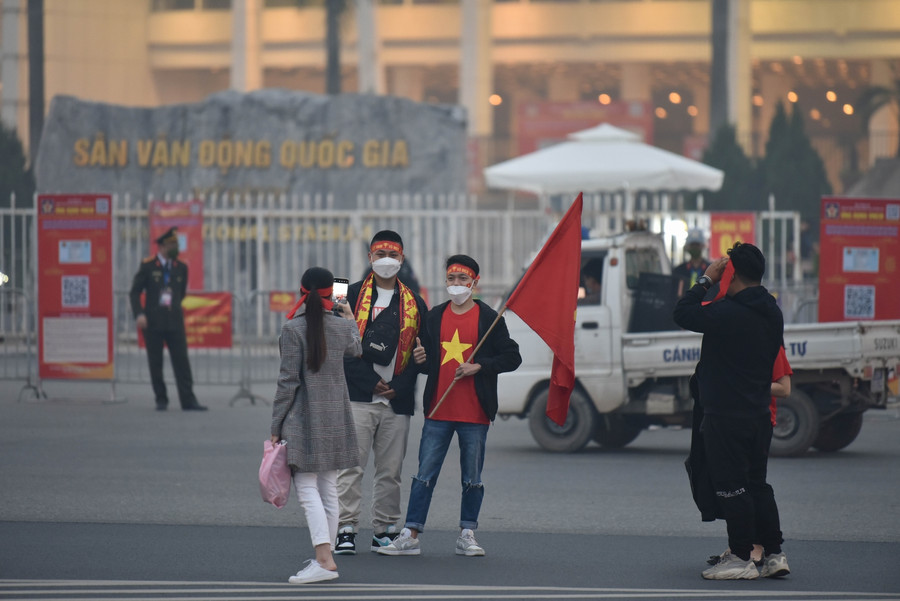  Trận Việt Nam - Saudi Arabia: Không khí sôi động trước sân vận động Mỹ Đình ảnh 14