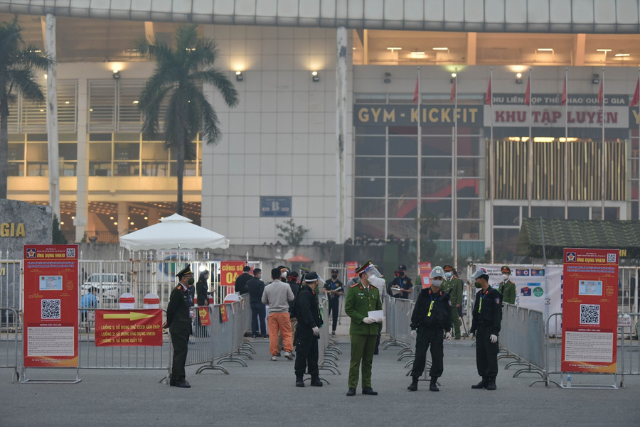 Để tránh tụ tập đông người trước cổng, ban an ninh đã mở cửa từ sớm để đón cổ động viên vào sân.