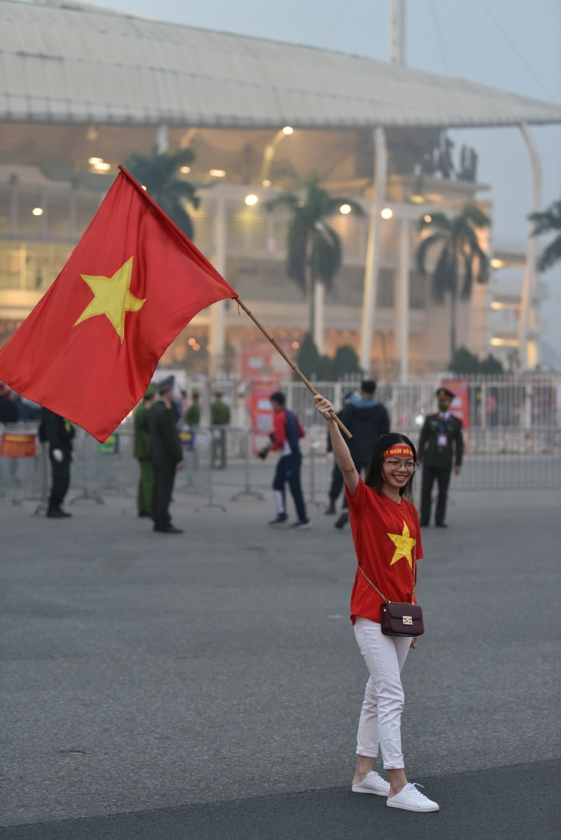 Nhiều cổ động viên trước khi vào sân đã kịp chụp check-in phía bên ngoài.