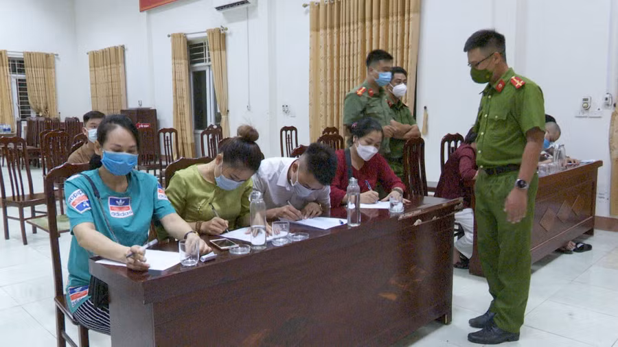 Nhóm người tụ tập hầu đồng trong mùa dịch làm việc tại cơ quan chức năng. 