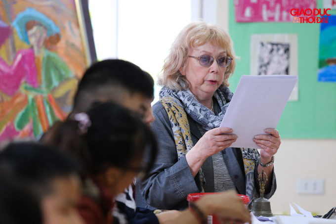 Lần thứ 24 đến với Việt Nam, bà luôn mang theo những câu chuyện của đất nước Thuỵ Điển, cũng như những phương pháp dạy nghệ thuật mới giúp các học sinh khiếm thị dễ tiếp cận hơn.