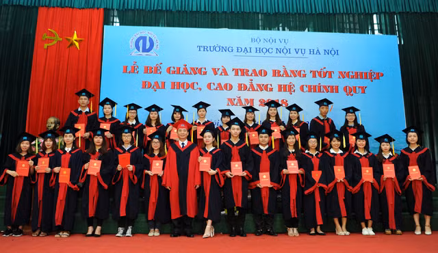 Nhiều sinh viên được khen thưởng từ thành tíh học tập tốt