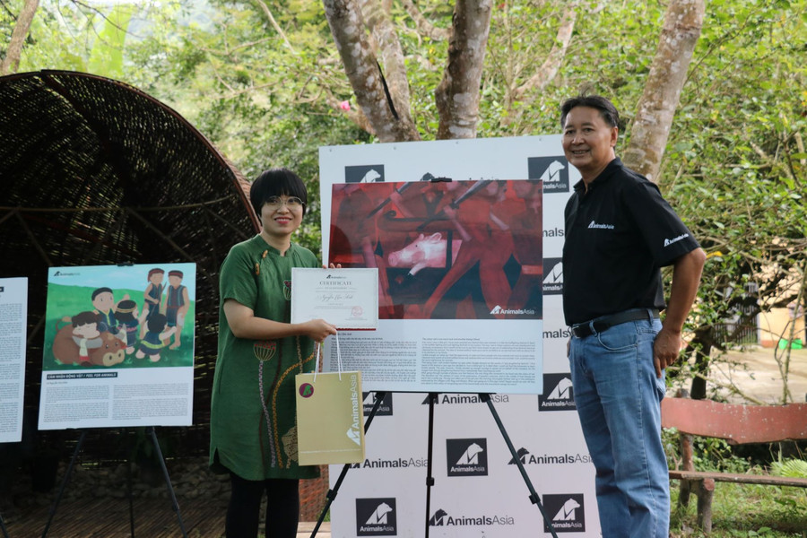 TS Tuấn Bendixsen Giám đốc trung tâm Cứu hộ gấu VN và tác giải đạt giải nhất.