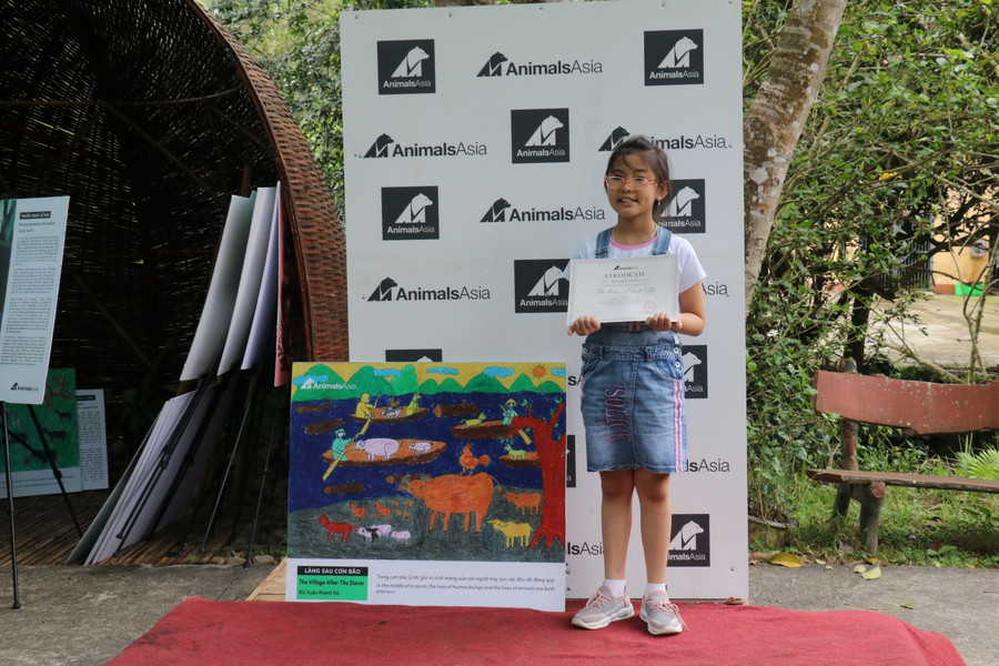 Tác giả nhí Bùi Xuân Khánh Hà và tác phẩm đạt giải bình chọn.