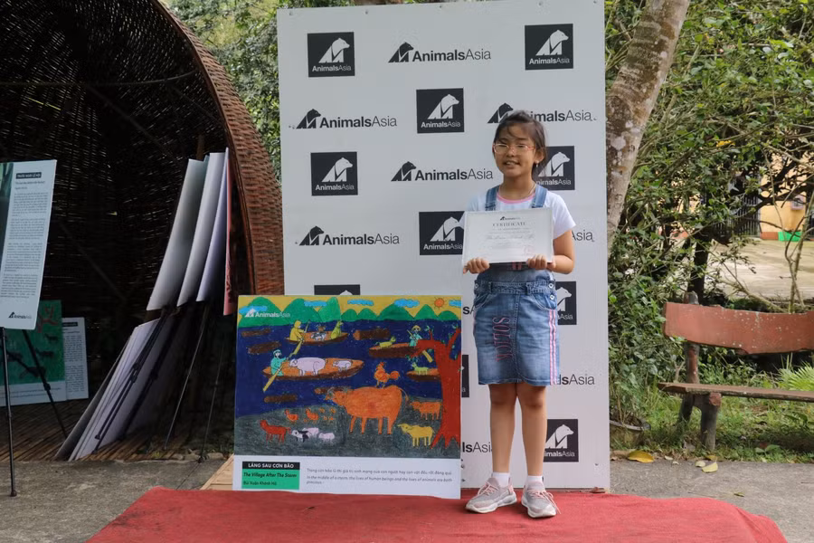 Tác giả nhí Bùi Xuân Khánh Hà và tác phẩm đạt giải bình chọn.