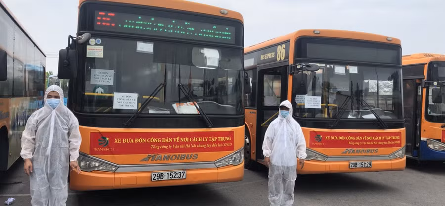 Từ 15 - 20 xe buýt mỗi ngày để phục vụ cho nhiệm vụ di chuyển công dân từ các địa phương bị giãn cách về Hà Nội đến địa điểm cách ly tập trung.