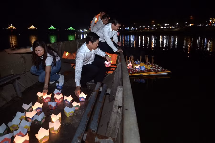 Lãnh đạo tỉnh Quảng Trị và Ban Tổ chức thả hoa đăng trên sông Thạch Hãn.