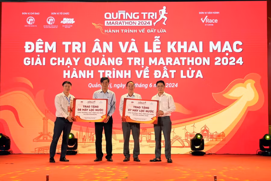 Tặng máy lọc nước cho các trường học địa bàn miền núi.