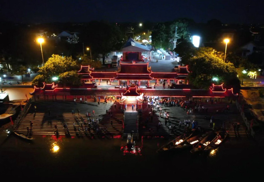 Chương trình Đêm Tri ân các anh hùng liệt sĩ ở Thành cổ Quảng Trị. Chương trình Đêm Tri ân các anh hùng liệt sĩ ở Thành cổ Quảng Trị.