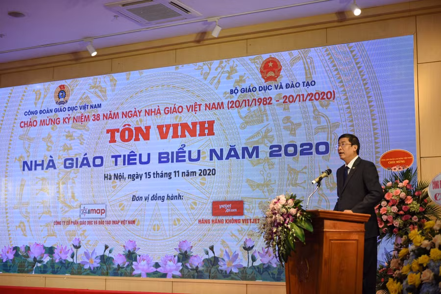 Chủ tịch Công đoàn Giaó dục Việt Nam Vũ Minh Đức phát biểu tại lễ Tôn vinh.