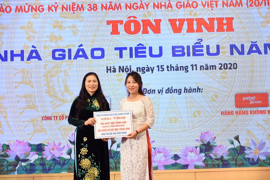 Tại lễ tôn vinh, Công ty cổ phần Giáo dục -Đào tạo IMAP trao 183 suất học bổng tiếng Anh cho các thầy cô.