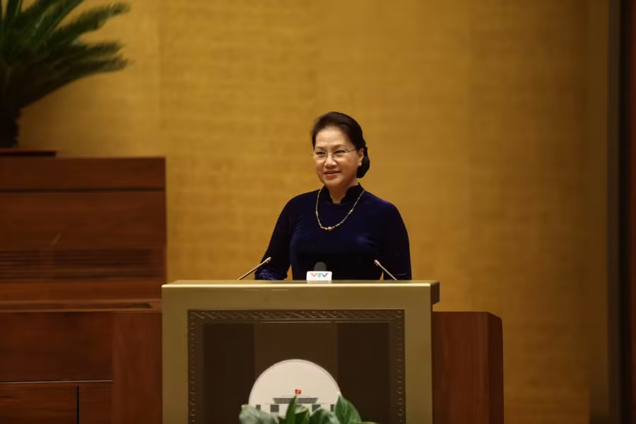 Chủ tịch Quốc hội Nguyễn Thị Kim Ngân chào mừng các nhà giáo, cán bộ quản lý GD tiêu biểu.