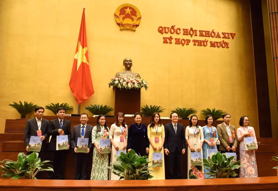 Chủ tịch Quốc hội Nguyễn Thị Kim Ngân, Bộ trưởng Phùng Xuân Nhạ trao quà tới các giáo viên, cán bộ quản lý GD tiêu biểu tại buổi gặp mặt sáng 15/11.