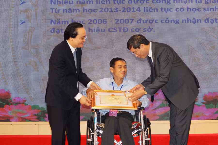 Bộ trưởng Phùng Xuân Nhạ, Chủ tịch CĐGD Việt Nam Vũ Minh Đức trao Bằng khen cho thầy Thái Thành Thuận (Trường THCS Tam Bình, Cai Lậy, Tiền Giang).