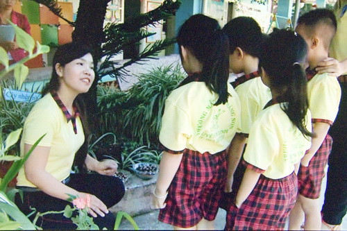 Cô Mi hướng dẫn học sinh làm quen với thiên nhiên