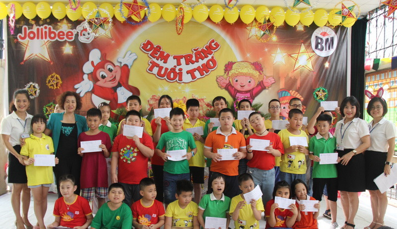 Nhân dịp này, ngành Giáo dục Hà Nội cũng gửi tặng 30 suất quà cho HS của nhà trường.