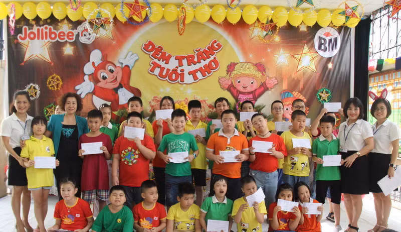 Nhân dịp này, ngành Giáo dục Hà Nội cũng gửi tặng 30 suất quà cho HS của nhà trường.