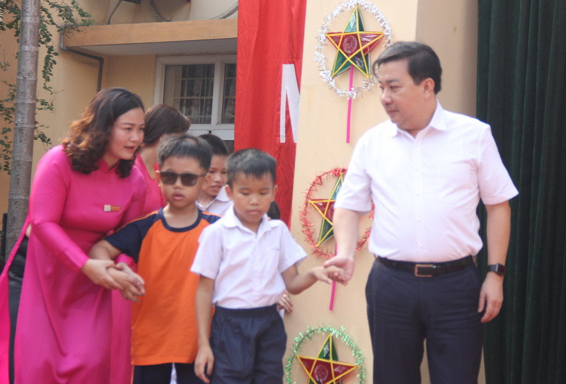 Giám đốc Sở GD&ĐT Hà Nội Chử Xuân Dũng dắt tay HS khiếm thị lên sân khấu. Giám đốc Sở GD&ĐT Hà Nội Chử Xuân Dũng dắt tay HS khiếm thị lên sân khấu.