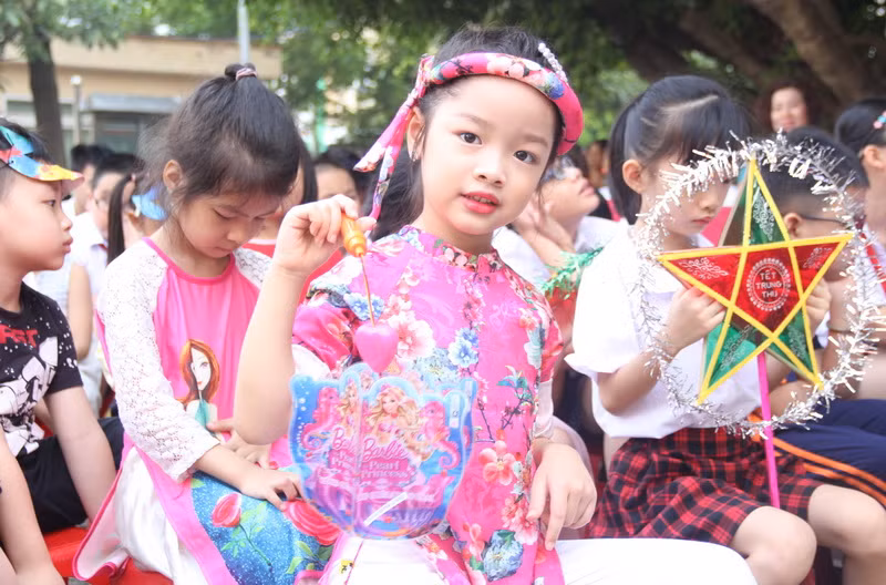 "Đèn lồng của em có đẹp không ạ?" "Đèn lồng của em có đẹp không ạ?"