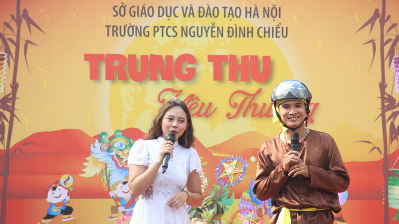 Hoạt cảnh chú Cuội và chị Hằng được các bạn nhỏ yêu thích. Hoạt cảnh chú Cuội và chị Hằng được các bạn nhỏ yêu thích.