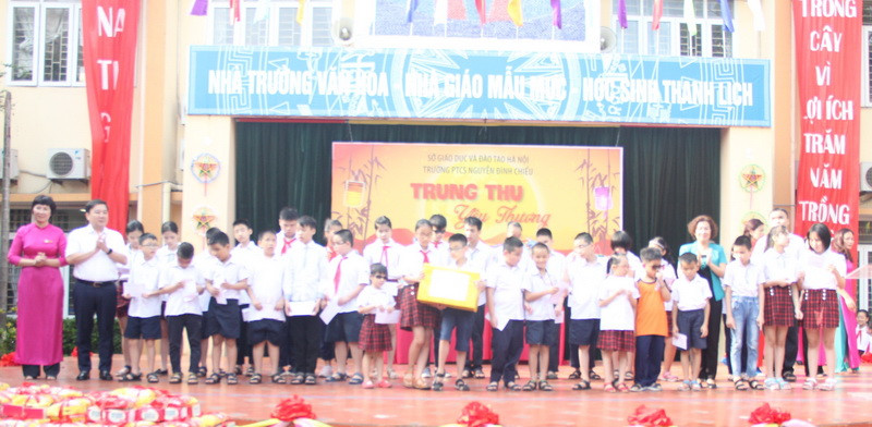 Và trực tiếp trao quà cho các em. Và trực tiếp trao quà cho các em.