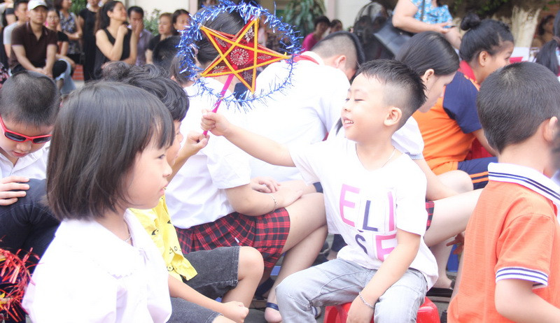 Chiếc đèn ông Sao không thể thiếu trong ngày Tết Trung thu. Chiếc đèn ông Sao không thể thiếu trong ngày Tết Trung thu.