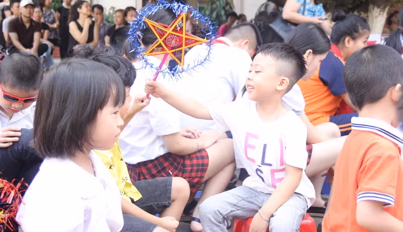 Chiếc đèn ông Sao không thể thiếu trong ngày Tết Trung thu. Chiếc đèn ông Sao không thể thiếu trong ngày Tết Trung thu.