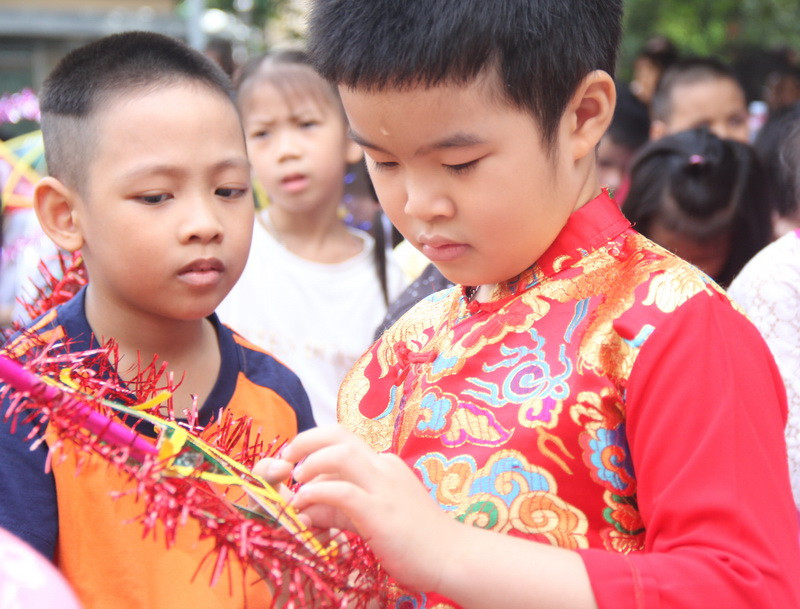 Sửa sang lại đèn ông sao để chuẩn bị chung vui cùng bạn bè. Sửa sang lại đèn ông sao để chuẩn bị chung vui cùng bạn bè.
