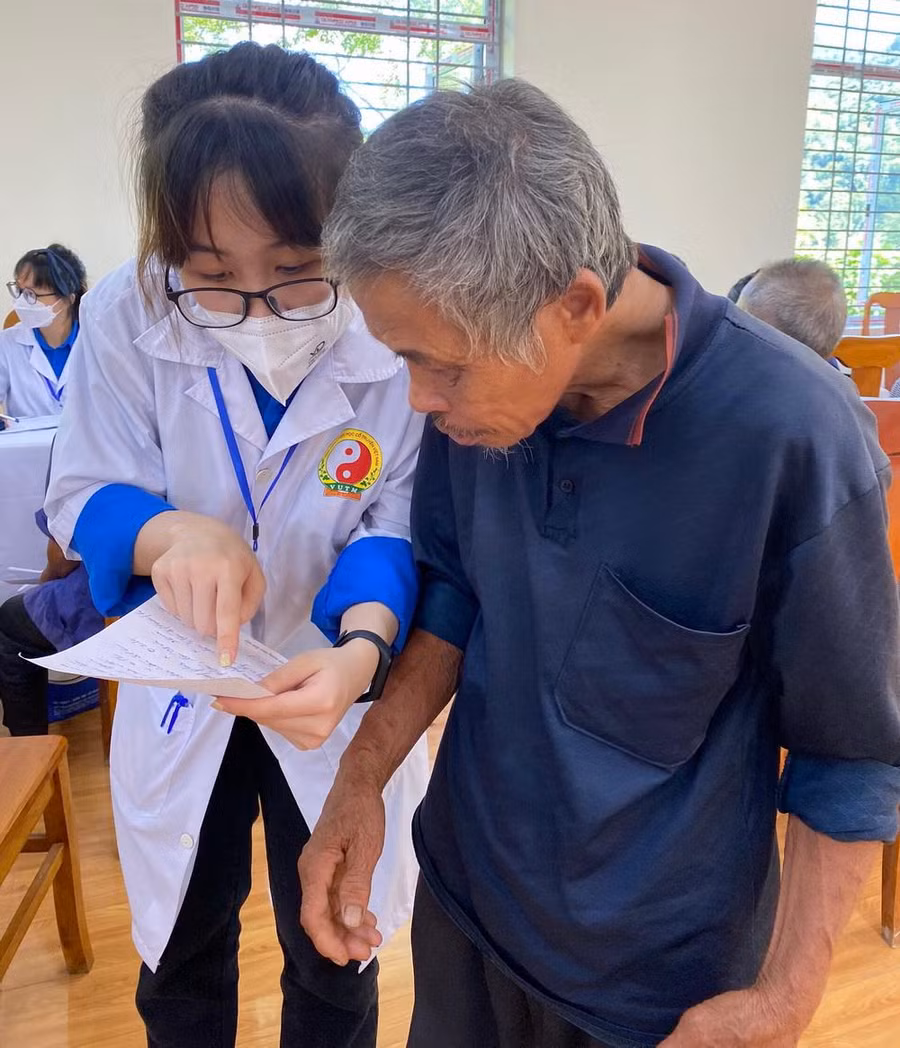 Sinh viên tư vấn nhiệt tình, chu đáo cho người dân khi đến khám bệnh